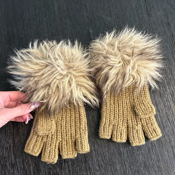 Michael Kors Tan Knit Scarf with Faux Fur and Gloves set - Picture 3 of 6